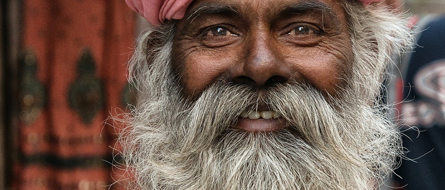 Hombre indio con barba